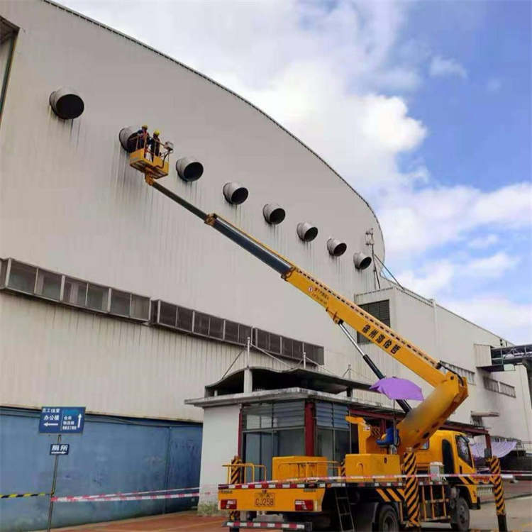 重庆高空作业车出租服务：专业广告牌安装解决方案