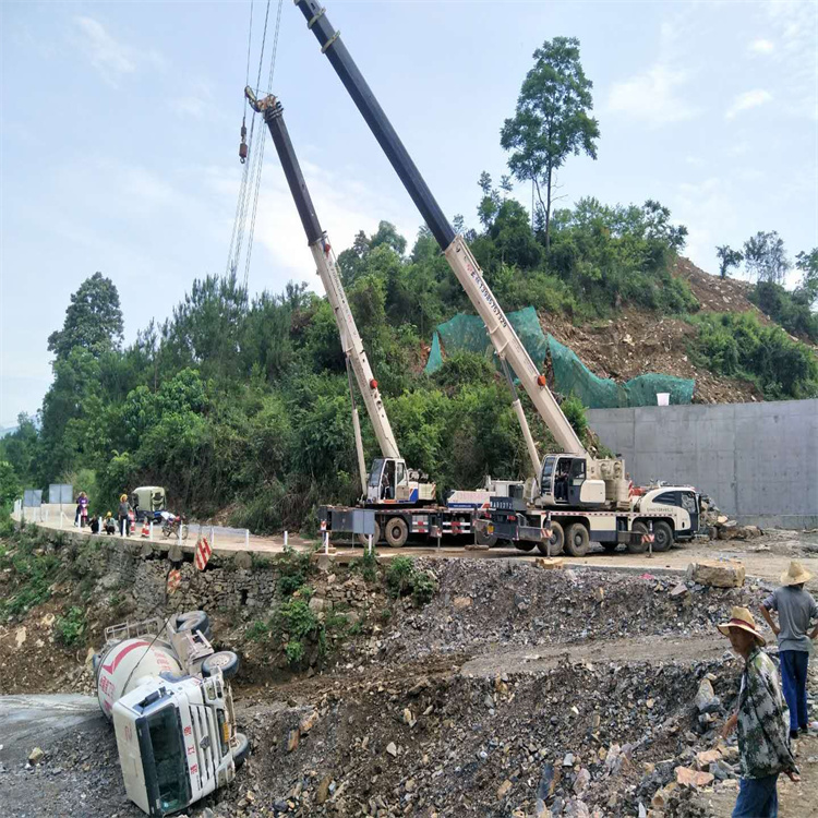 重庆汽车掉沟里叫吊车救援要多少钱